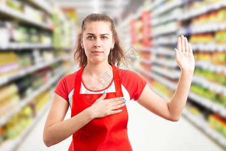 女超市或超市员工用双手和伸出心胸和图片