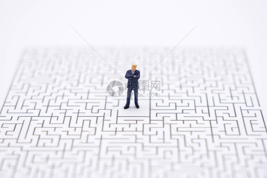 微型人商站在迷宫的中心经营理念概故障排除分析问题以图片