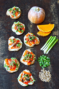 南瓜和绿洋葱的健康的烤面包图片