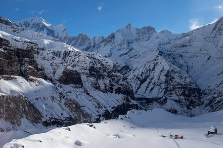 尼泊尔喜马拉雅山脉的美丽雪覆盖山图片