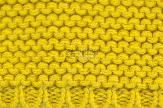 编织机器编织毛线的黄色背景近图片