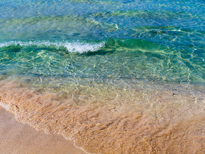 美丽的蔚蓝海水和橙色沙滩图片
