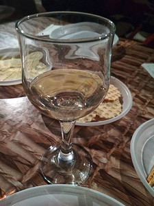 杯子上有些白葡萄酒图片