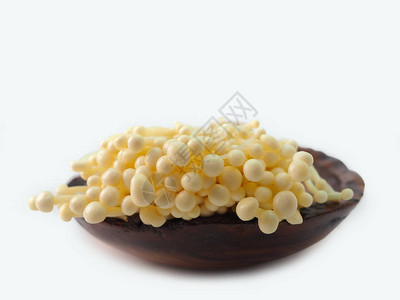 木碗白色背景中的金针菇图片