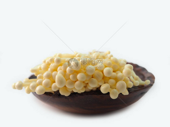 木碗白色背景中的金针菇图片