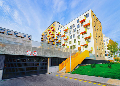 新的现代住宅公寓楼图片