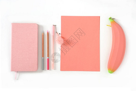 粉色纸条铅笔带火烈鸟的钢笔和白底香蕉图片