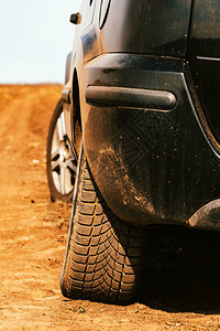 夏天下午在泥土乡村公路上车胎图片