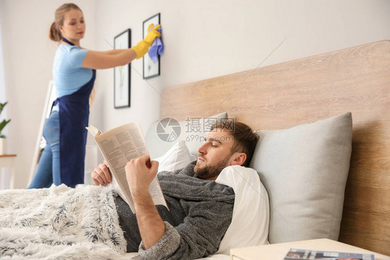 Lazy丈夫在家里做家务时看报纸而妻图片
