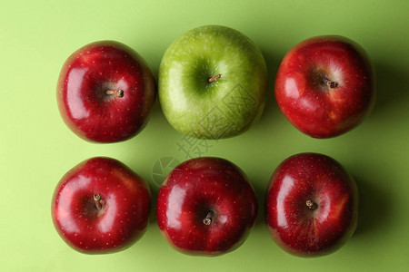 在颜色背景的红色绿苹果中加入绿色苹果图片