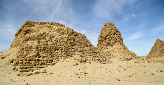 黑法老们的古董金字塔位于沙漠中方图片