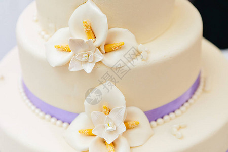 带白花装饰的婚礼蛋糕上的玛齐潘图片