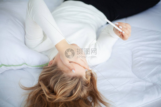 女孩在看怀孕测试等待怀孕检测结图片