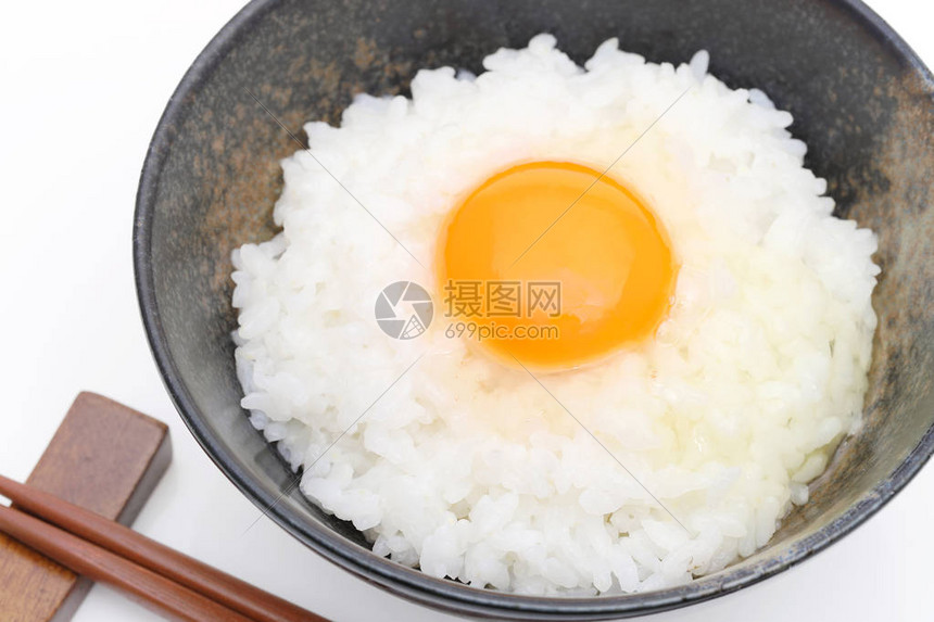 日本米饭和生鸡蛋的特写玉子炒饭图片