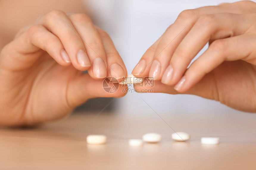 拿着药丸的女人特写高清图片下载-正版图片505902247-摄图网
