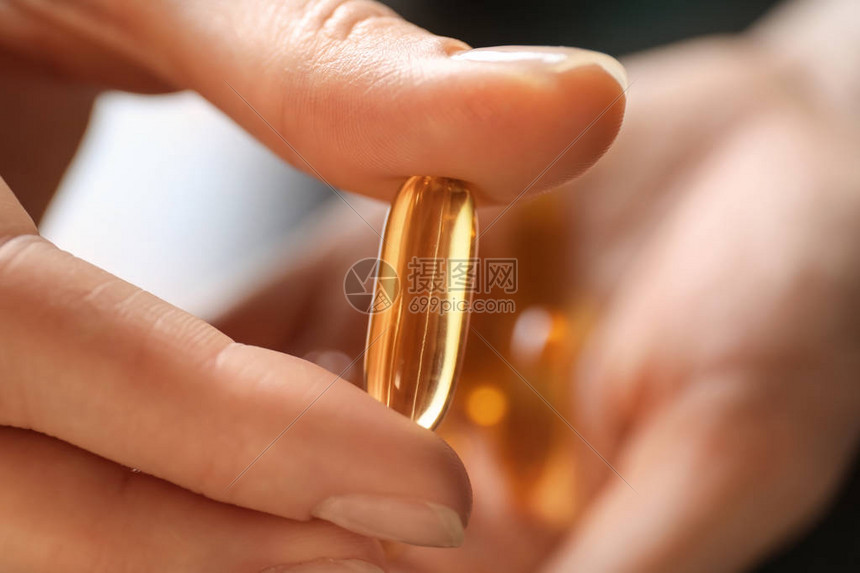 拿着药丸的女人特写高清图片下载-正版图片505902248-摄图网