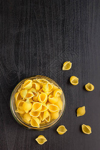 美味的传统的古老香菜花粉糊壳在玻璃罐中意大利通图片