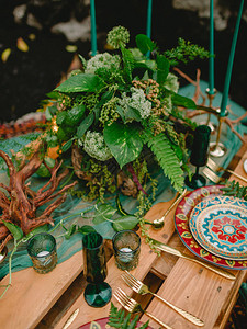 带有蜡烛盘子和鲜花的时髦婚宴背景图片