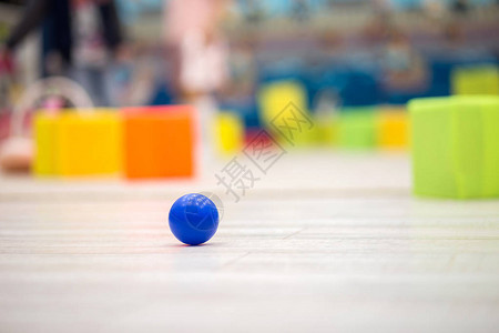 蓝塑料球就躺在儿童游戏室的地板上在孩子图片