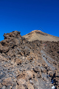远足者在熔岩田中央行进的近视攀登着提德图片