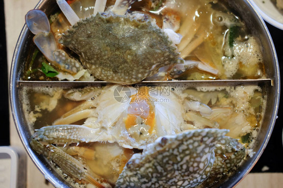 日本餐厅的锅涮锅海蟹图片