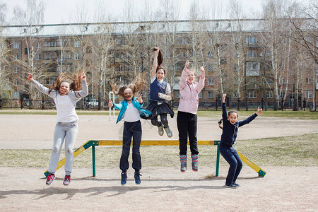 一群孩子放学后在学校附近的操场上玩耍儿童休闲健康生背景图片