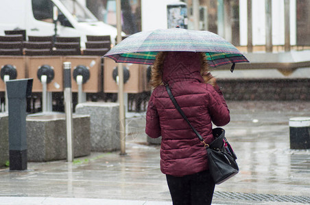 在行人街上手持雨伞走路图片