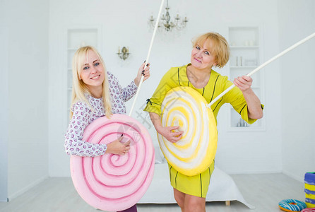两个快乐女人的肖像弹着甜吉他神奇的甜牙女被玩具糖果图片