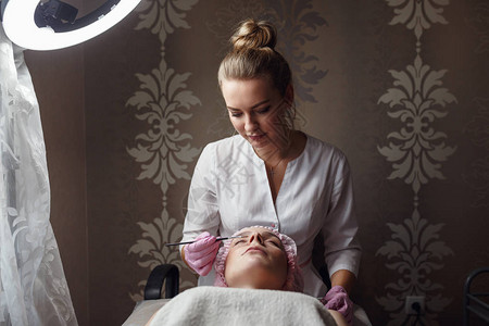 美容师将透明质酸涂抹在客户的皮肤上图片