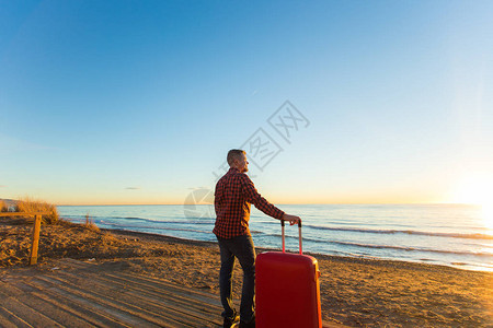 探险旅行暑假和节假日概念一个红色男子站在海图片