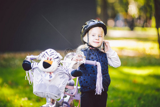 有趣的白人女孩金发女郎戴着自行车头盔图片