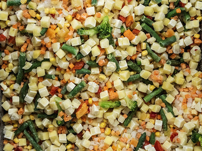 冰箱里的冷冻蔬菜混合物图片