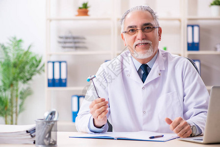 在门诊部工作的女医高清图片下载-正版图片505852874-摄图网