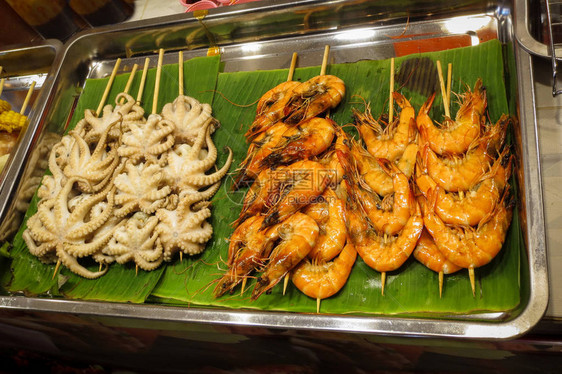 传统海产食品虾和章鱼在泰国图片