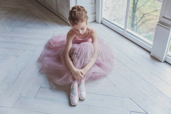 舞蹈课上的年轻古典芭蕾舞演员女孩美丽优雅的芭蕾舞女演员在白光大厅里穿着粉色短裙图片