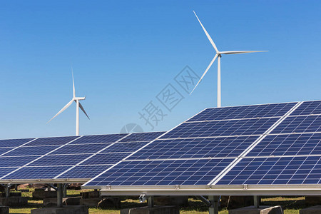 带有风力涡轮机的太阳能电池或光伏电池在蓝天混合电站系统站中发电替代可背景图片