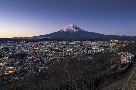 冬天早晨的富士山和富士吉田町图片