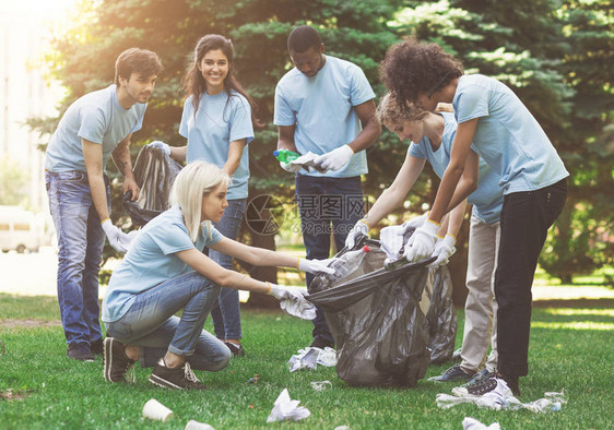 年轻千年志愿者在公园垃圾捡垃圾生态保护概念自由空间等图片