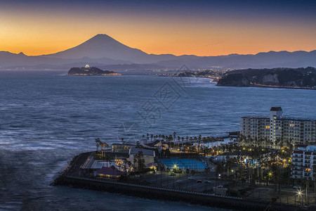 夕阳下的相模湾和富士山图片