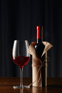 酒杯和瓶装在木表图片