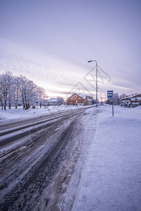 通往村庄的雪冬路图片