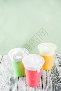 夏季多彩的冰雾茶叶饮料图片