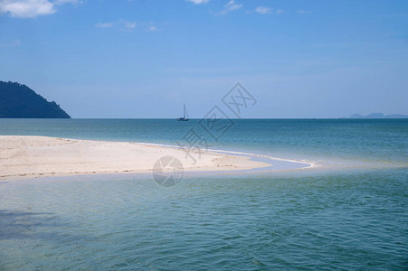 热带水晶海中的白色沙滩图片