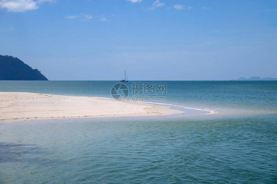 热带水晶海中的白色沙滩图片