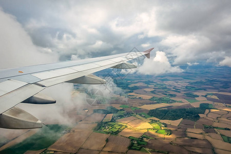 飞机在云层和英语乡村上空飞行的机图片