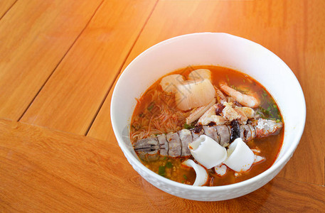 泰国菜辣面海鲜汤碗辣椒酱和酸橙汁配螳螂虾鱿鱼和螃蟹冬图片