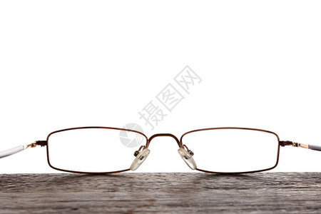 白色背景的木制表板上的眼镜眼科医图片