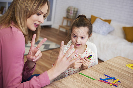 年轻妈在家教孩子数背景图片