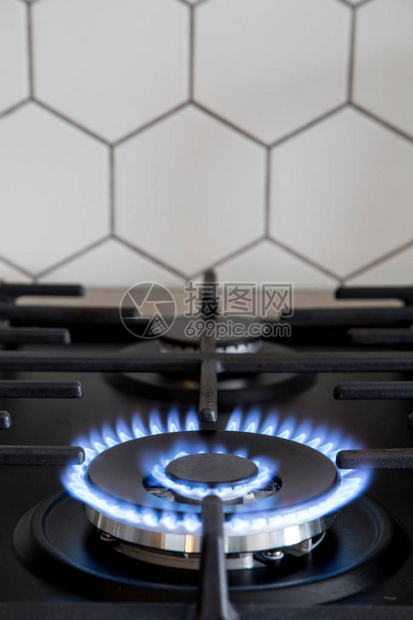 黑色现代厨房炉灶的煤气焚化器图片