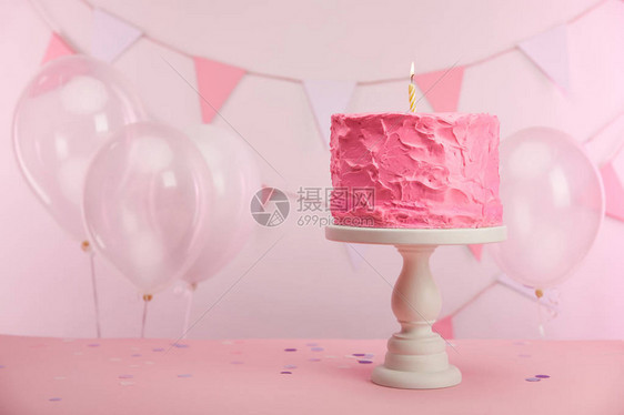 生日蛋糕好吃蛋糕上烧着的蜡烛在空气球图片